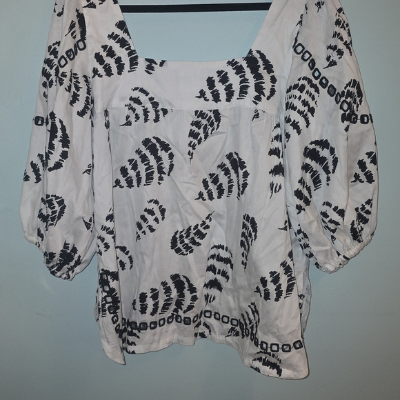LA VIE Black and White Patterned Top With Puff Sleeve And Cutouts Date Party - Picture 5 of 8